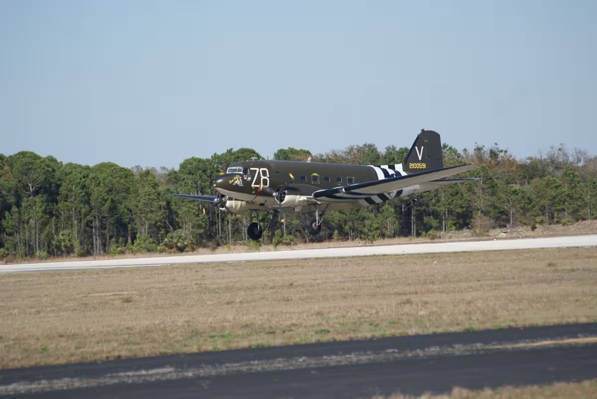 Unidentified — Twin-engine aircraft