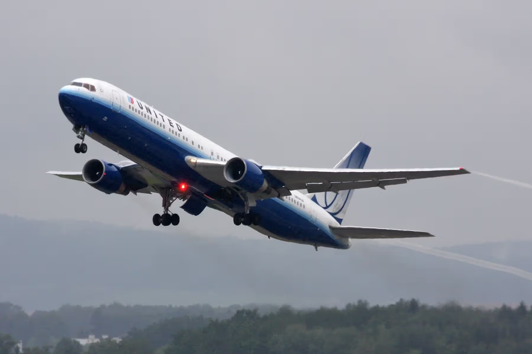 N654UA — Twin-engine aircraft