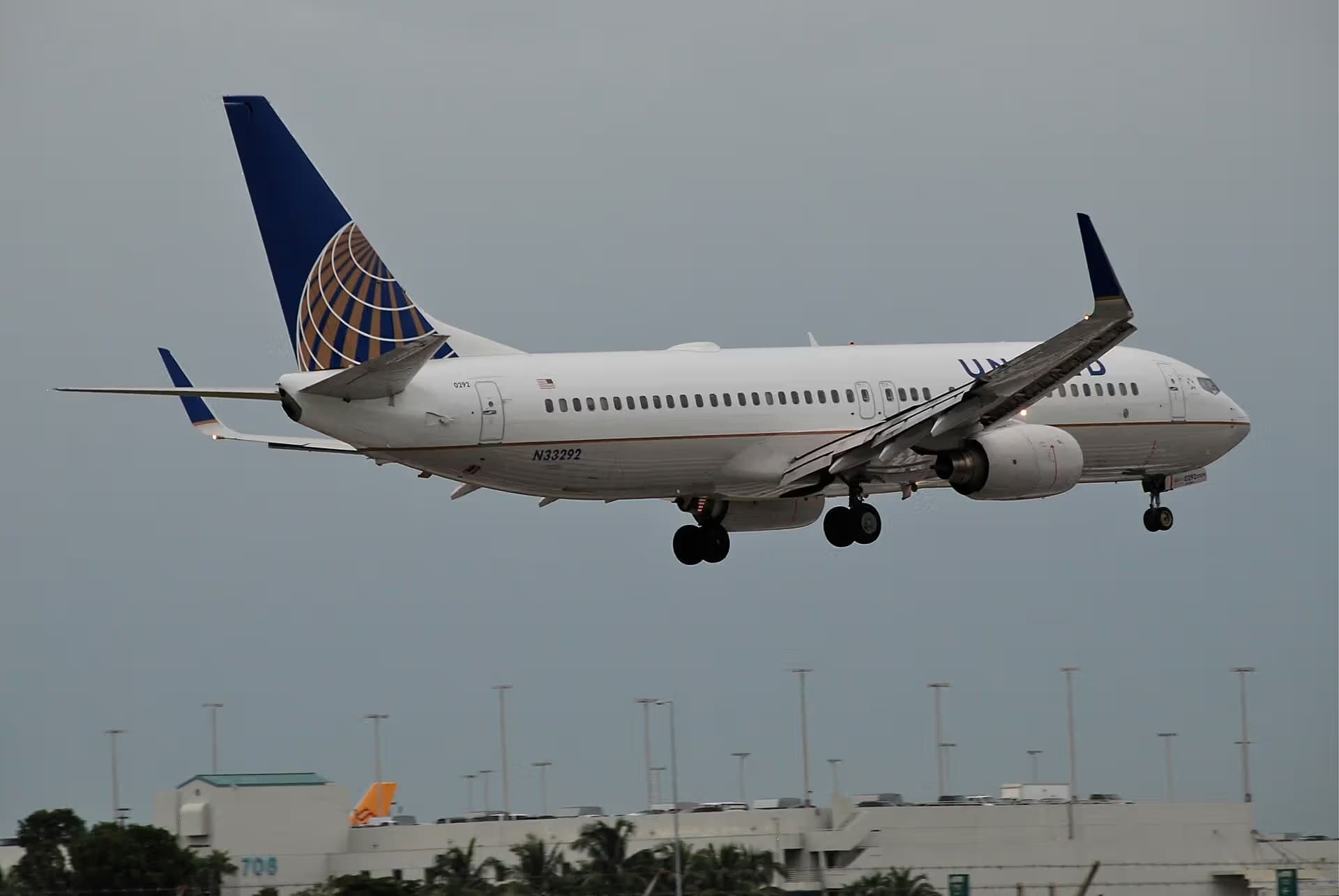 N33292 — Twin-engine aircraft