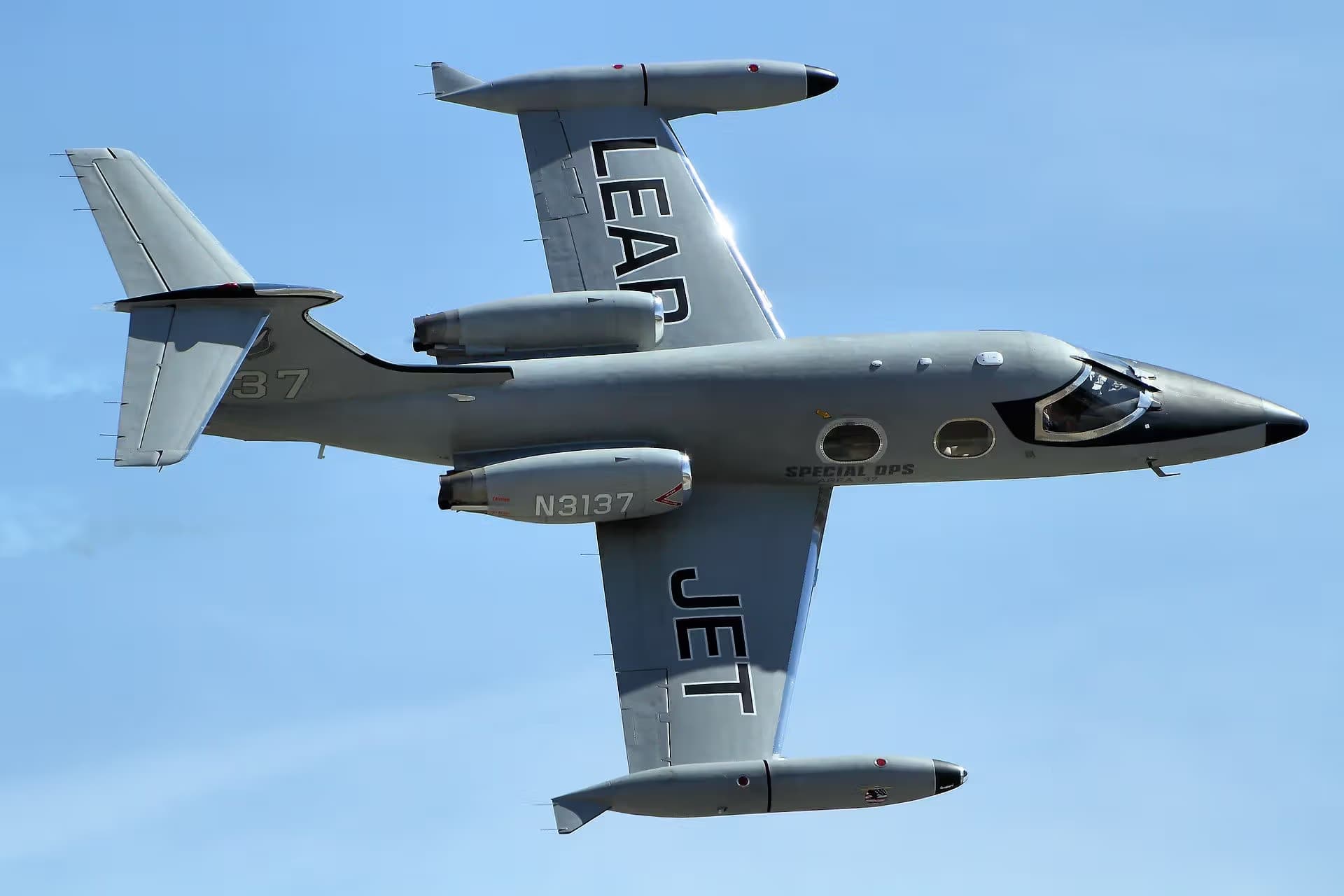 N3137 — Twin-engine aircraft
