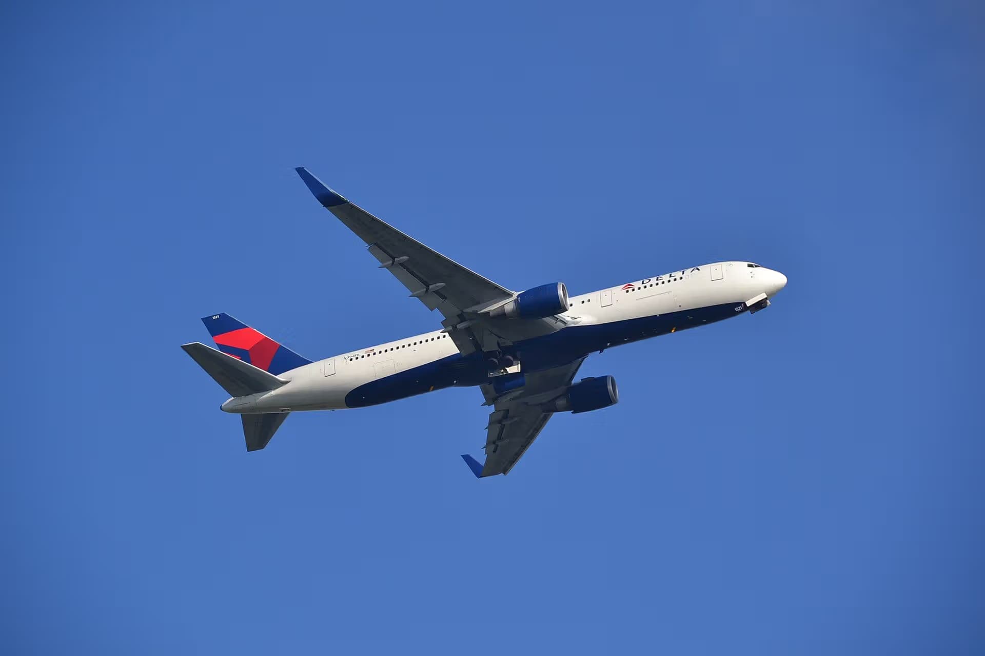 N394DL — Twin-engine aircraft