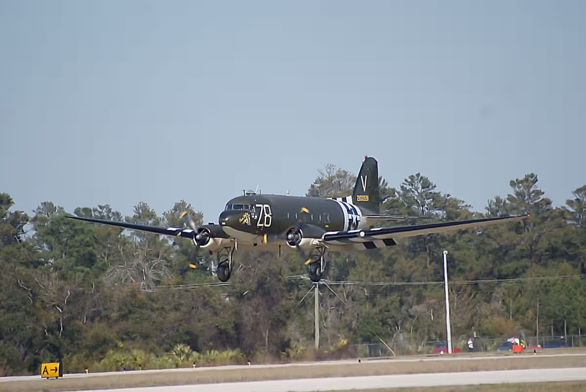Unidentified — Twin-engine aircraft