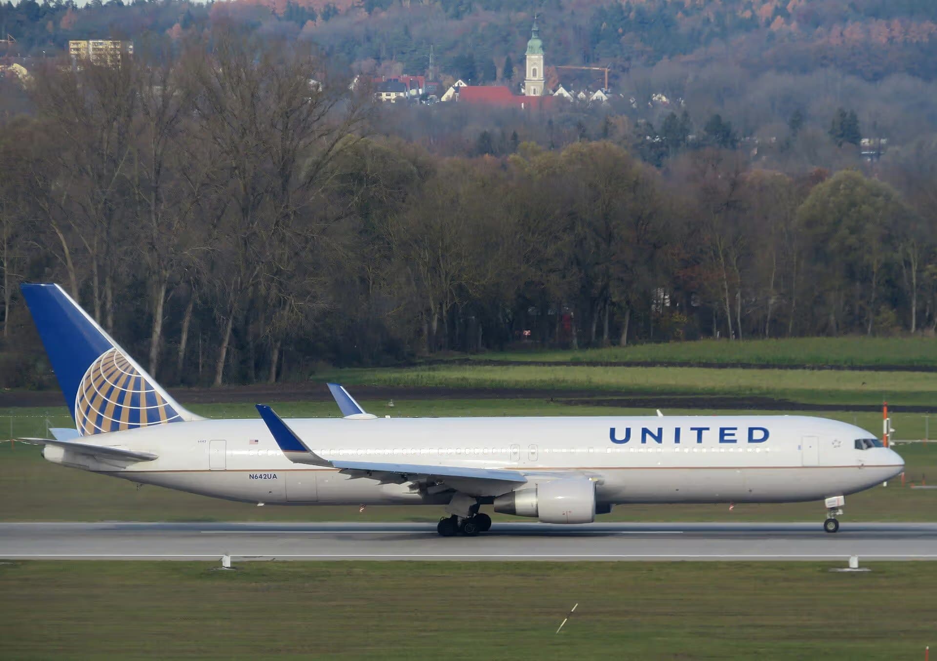 N642UA — Twin-engine aircraft at Munich Airport