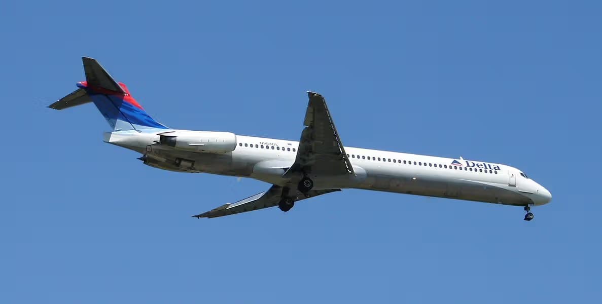 N984DL — Twin-engine aircraft