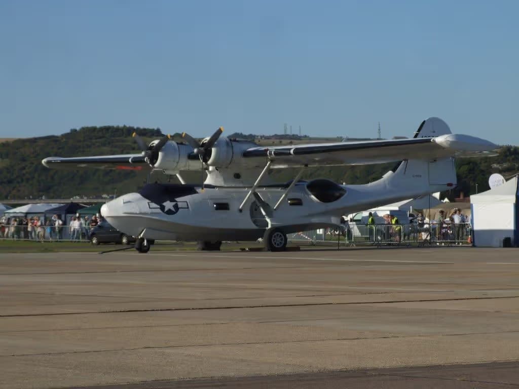 Unidentified — Twin-engine aircraft