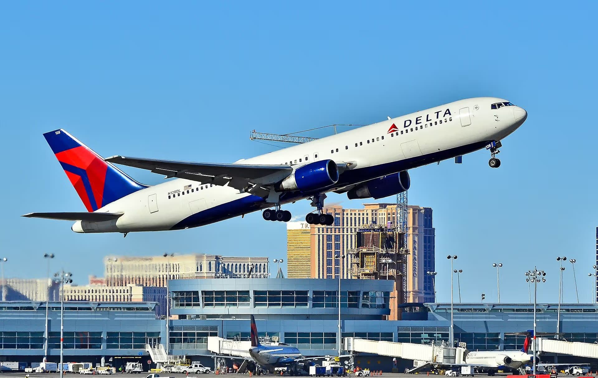 N128DL — Twin-engine aircraft