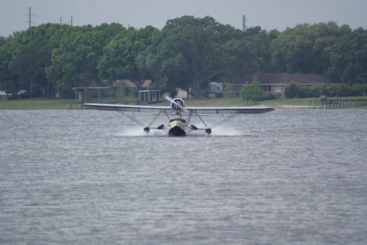 Unidentified — Single-engine aircraft