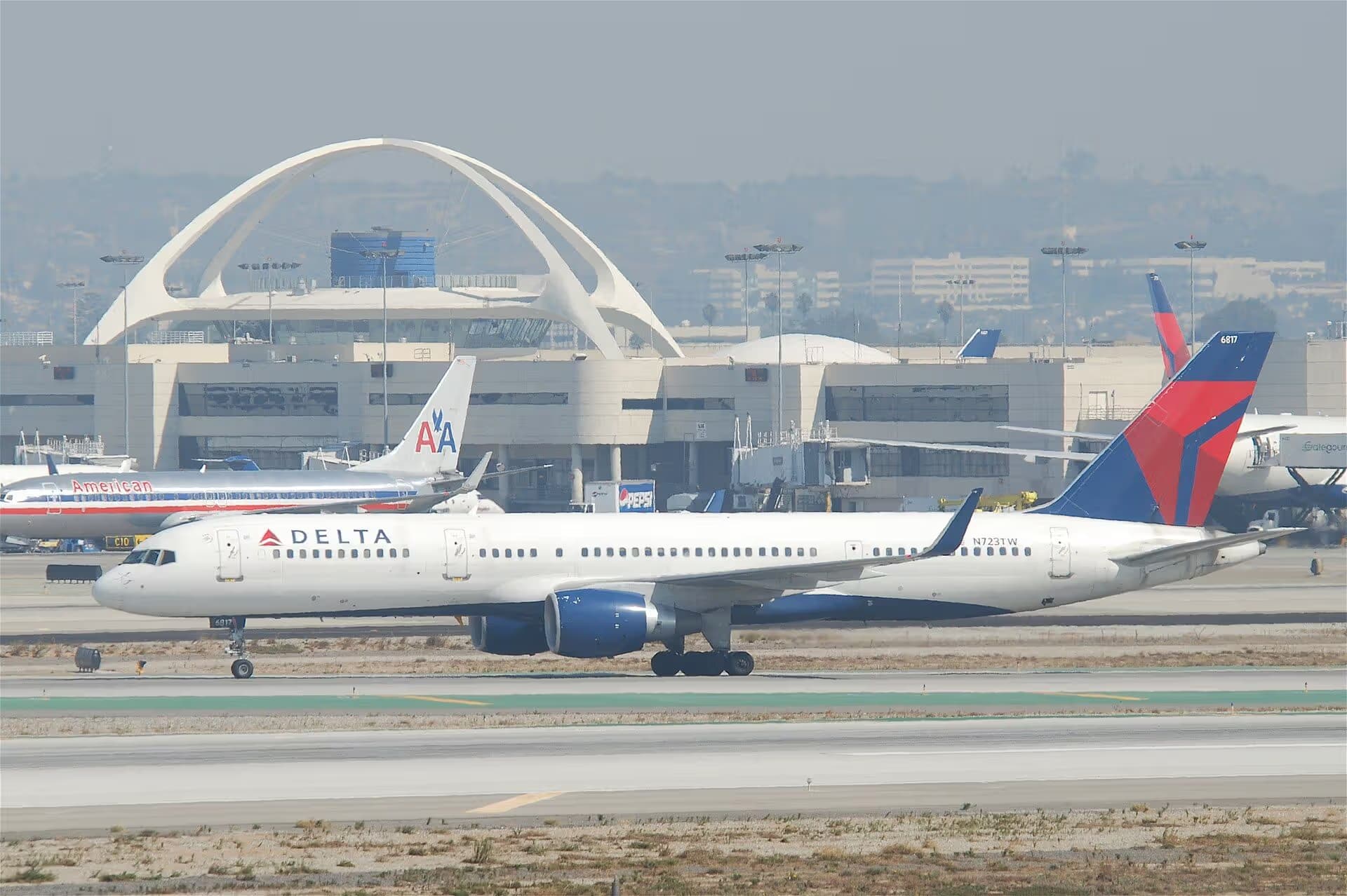 N723TW — Twin-engine aircraft