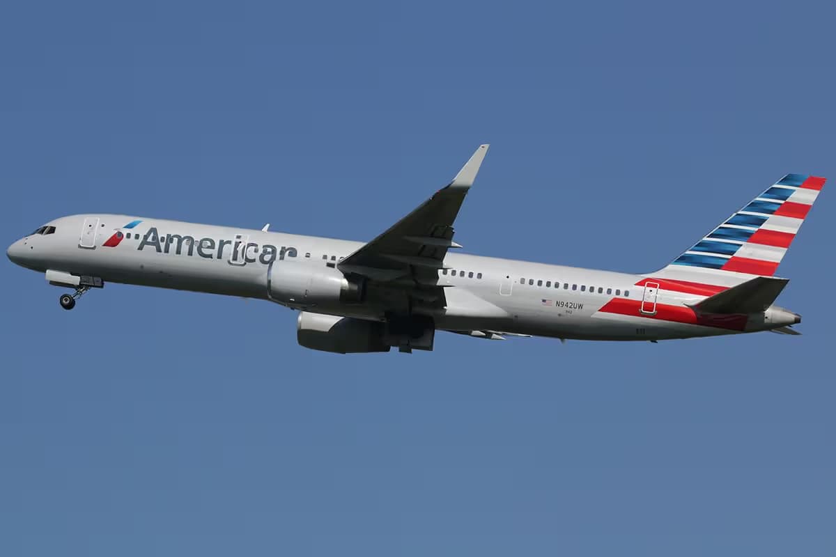 N942UW — Twin-engine aircraft