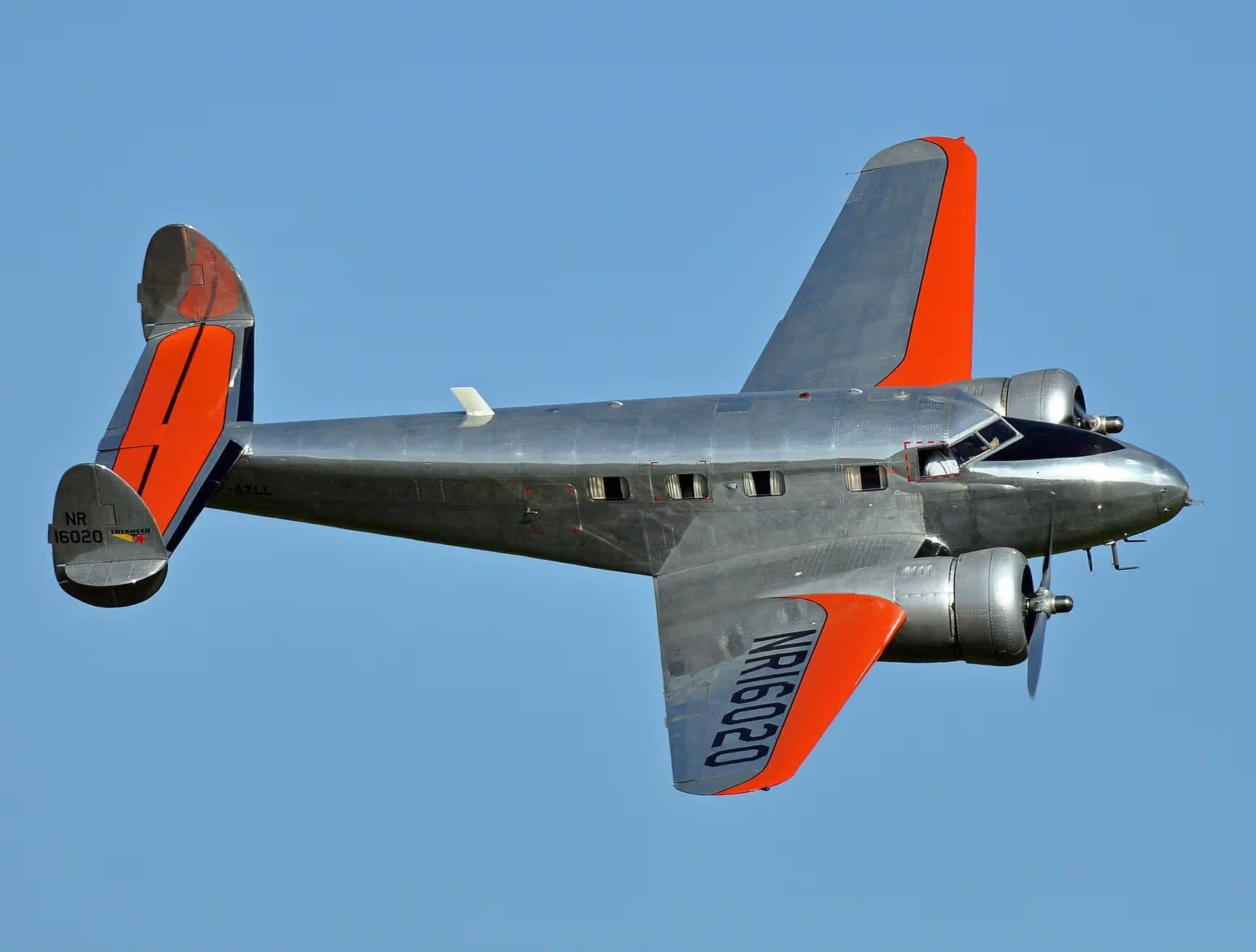 Unidentified — Twin-engine aircraft