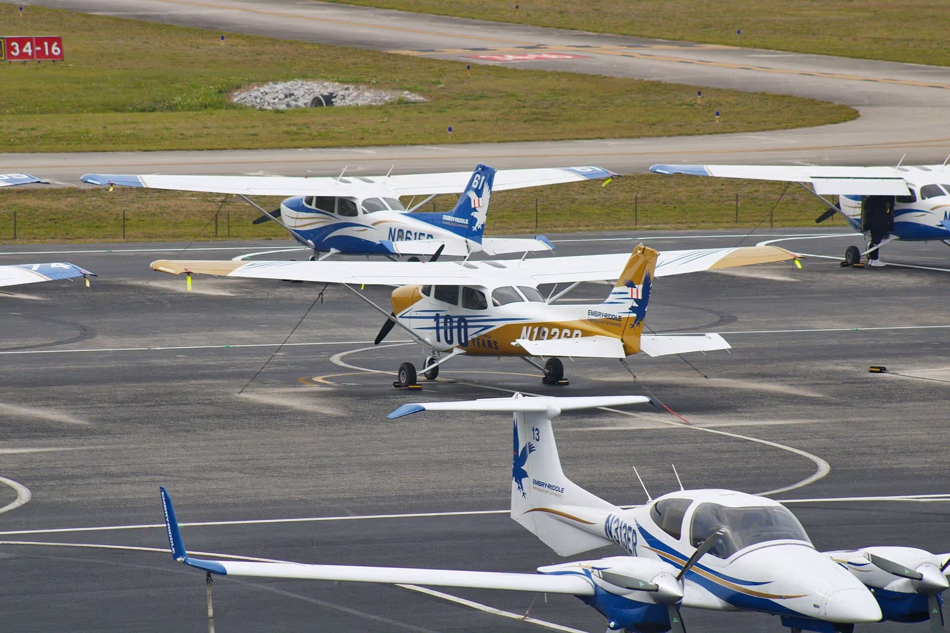 N1926R — Twin-engine aircraft