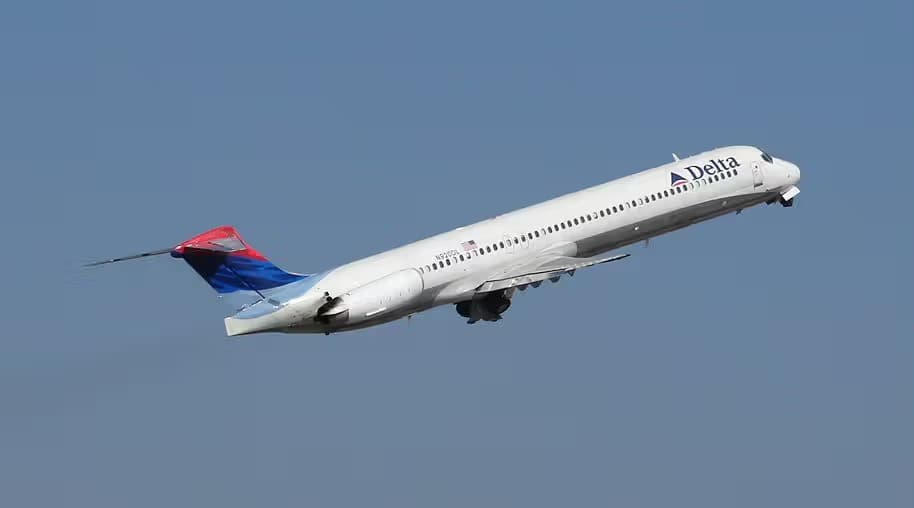 N920DL — Twin-engine aircraft