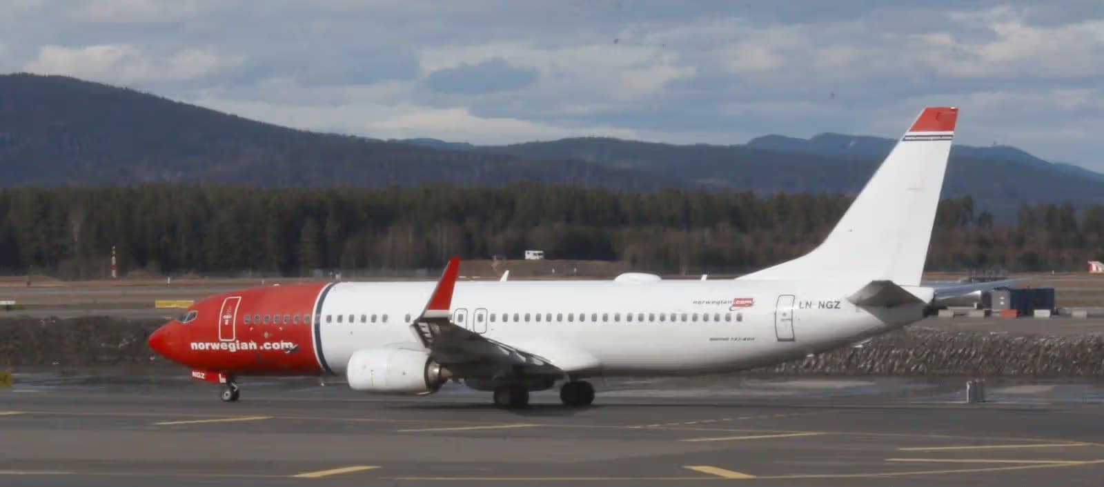 LN-NGZ — Twin-engine aircraft