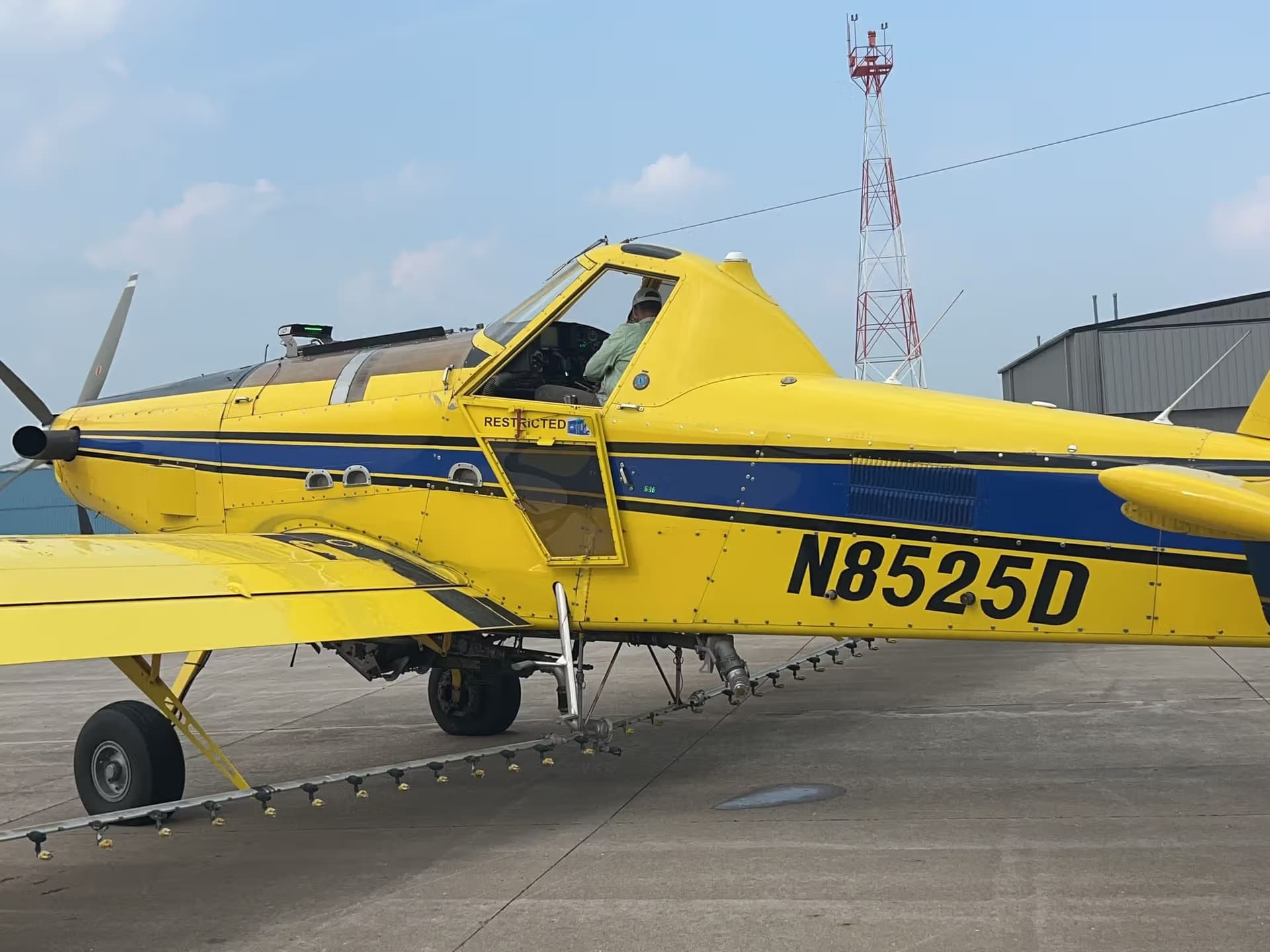 N8525D — Air Tractor AT-802A at Muscatine Municipal Airport