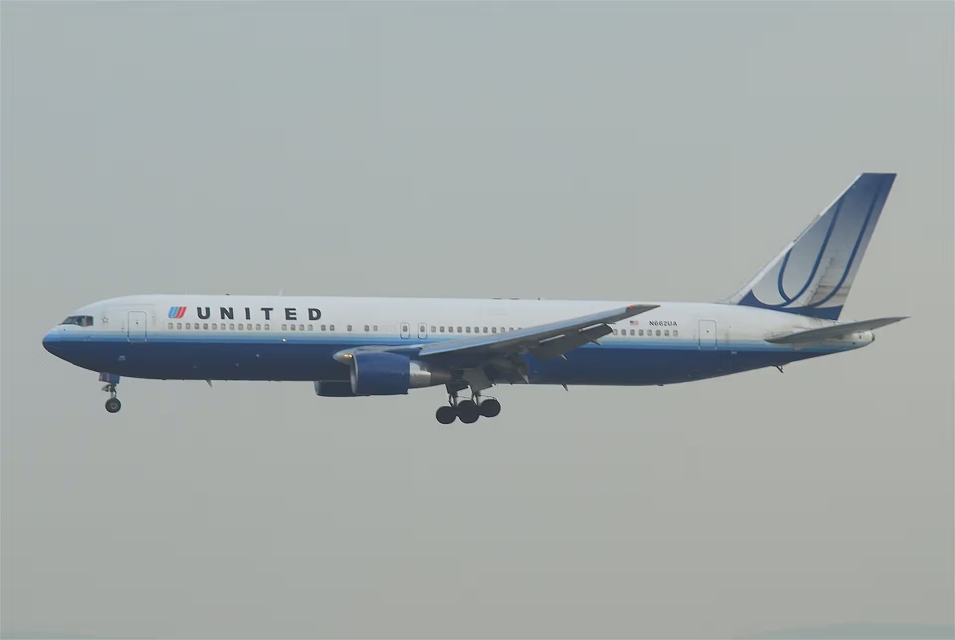 N662UA — Twin-engine aircraft