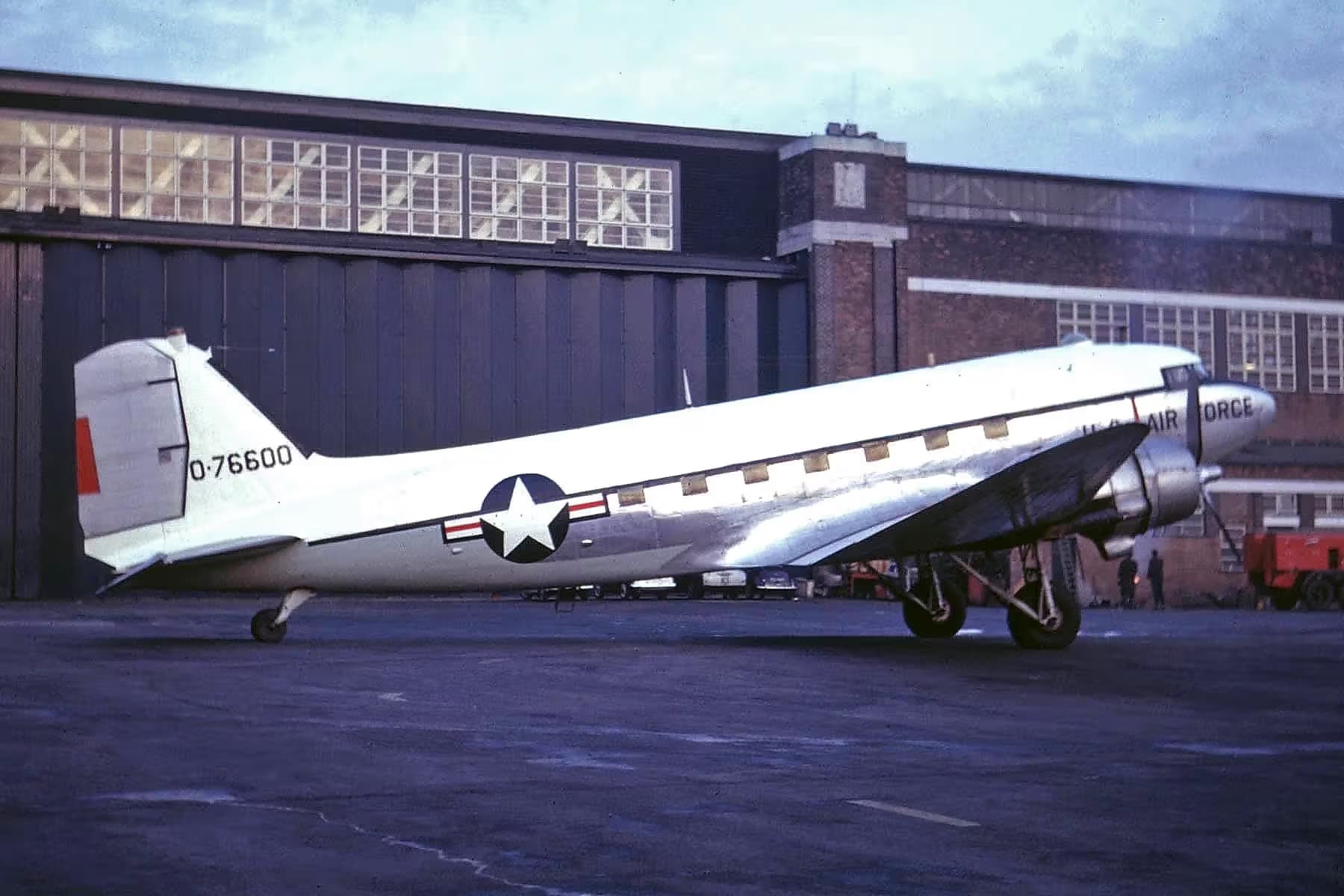 Unidentified — Twin-engine aircraft
