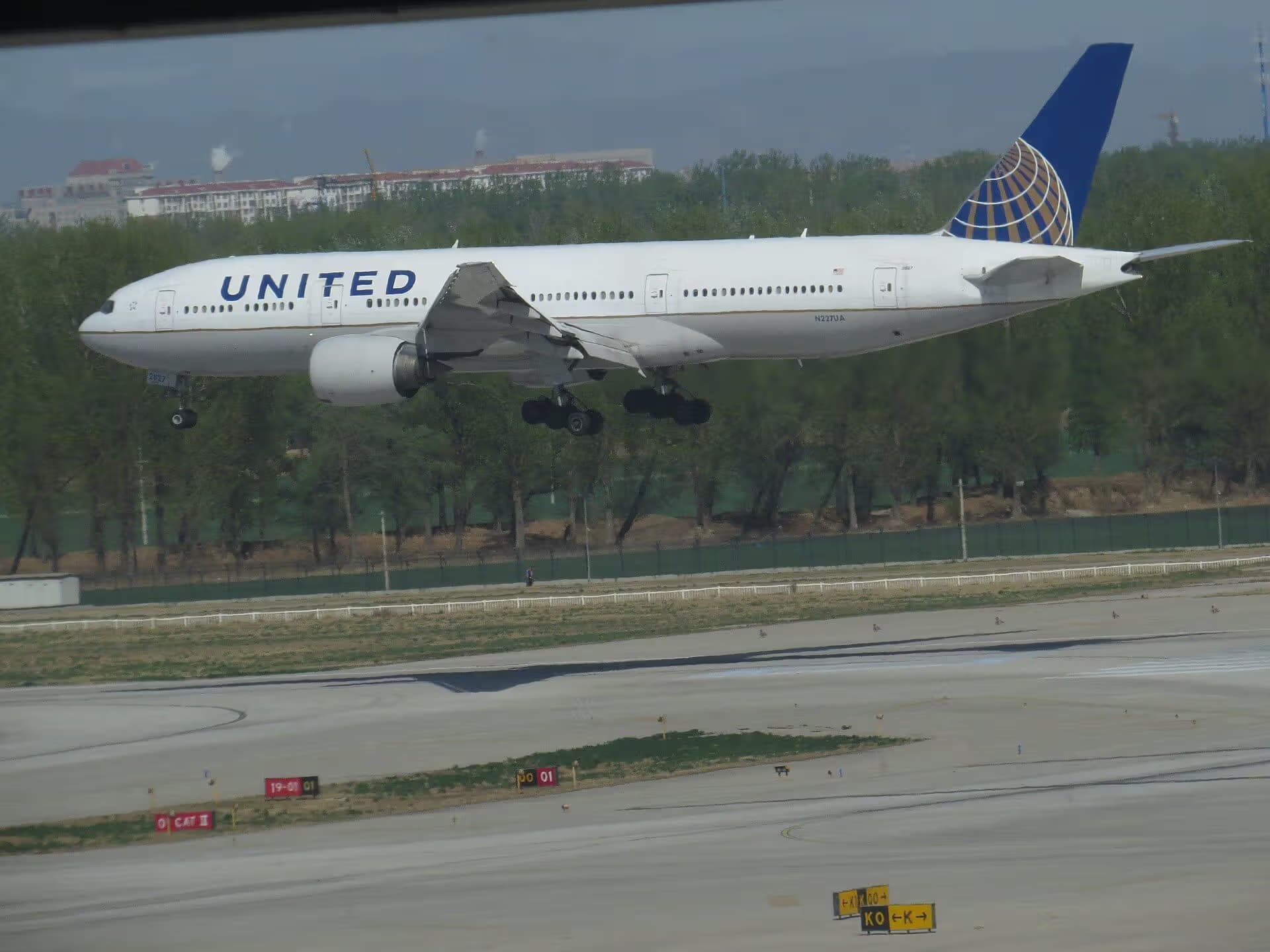 N227UA — Twin-engine aircraft
