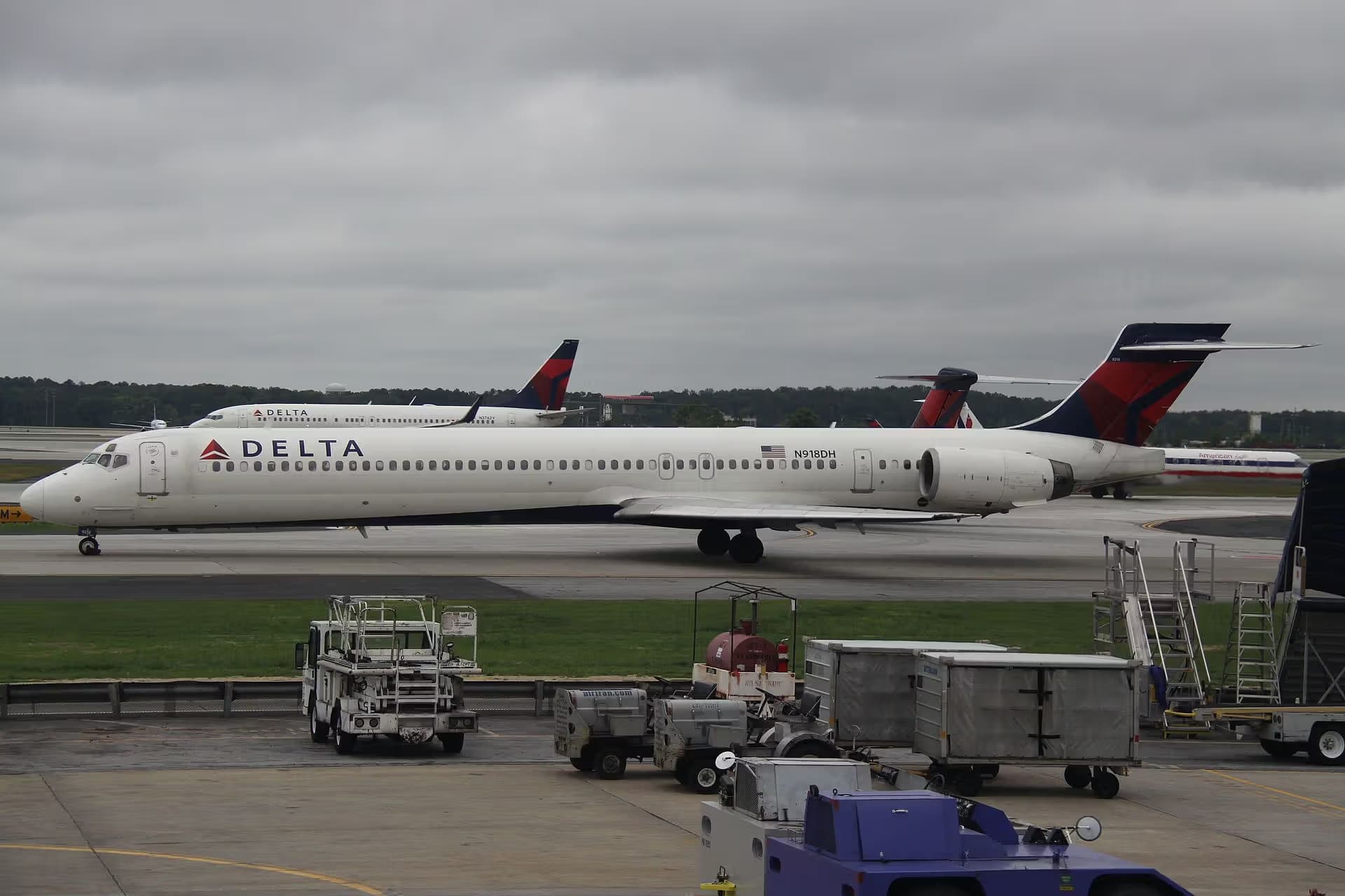 N918DH — Twin-engine aircraft