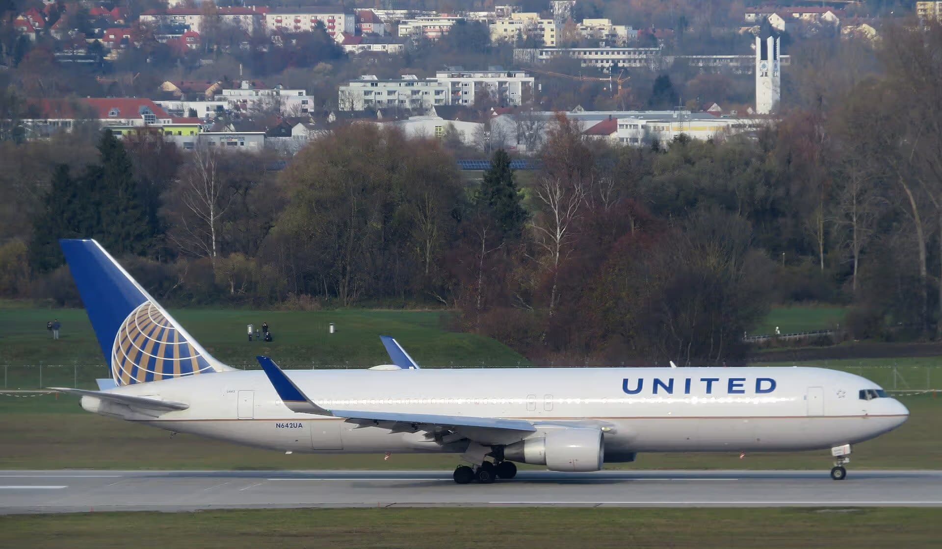 N642UA — Twin-engine aircraft at Munich Airport
