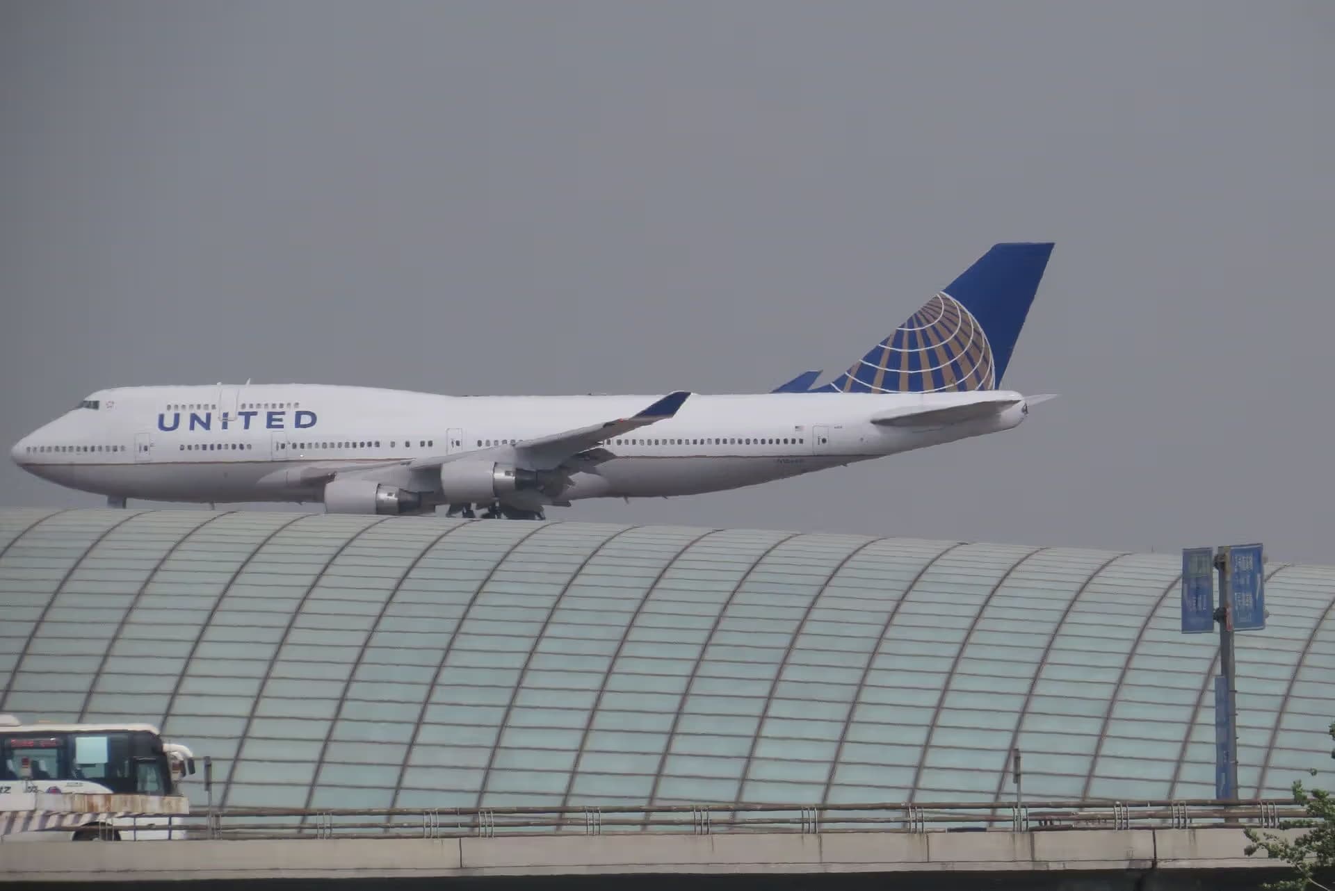 N104UA — Boeing