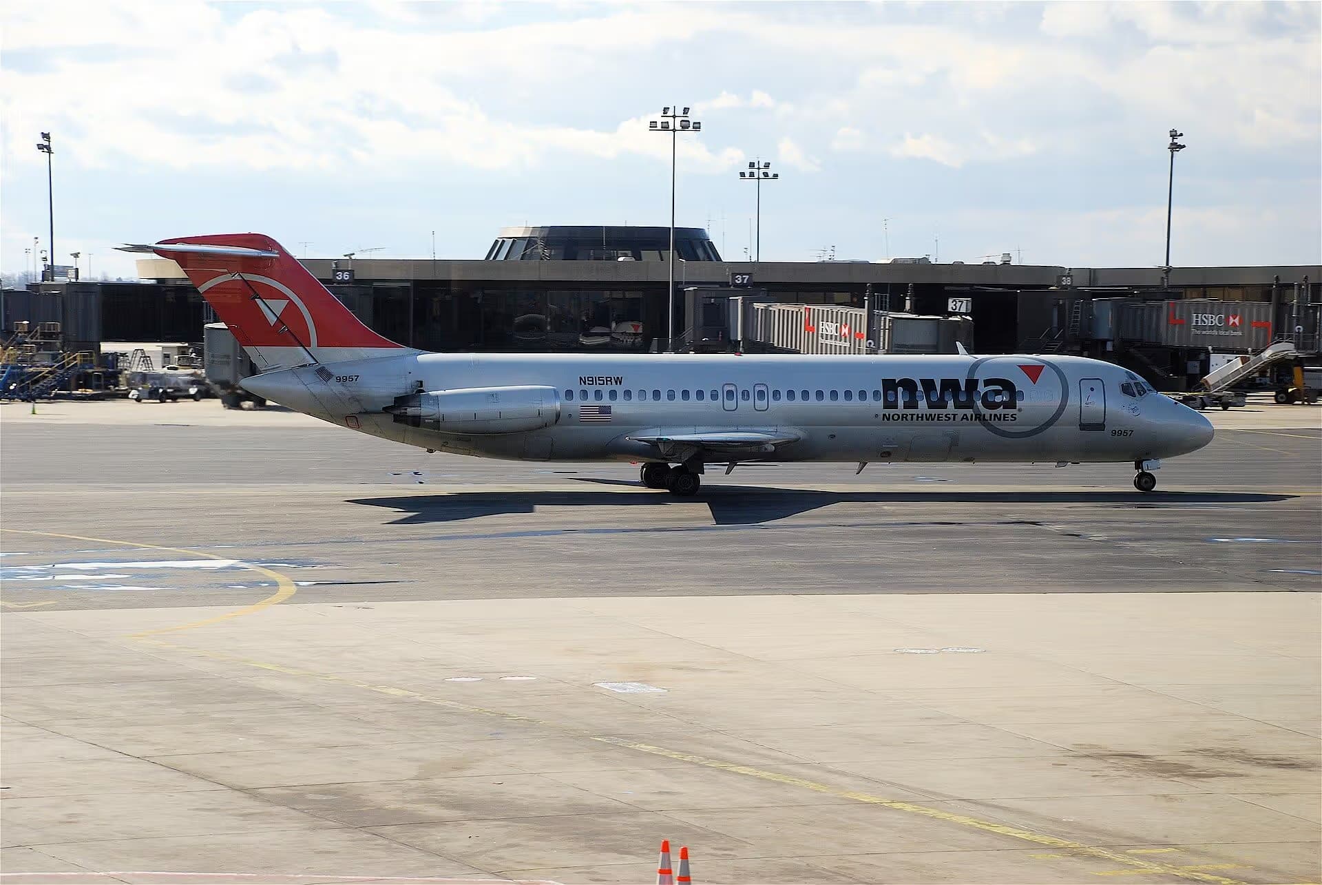 N915RW — Twin-engine aircraft