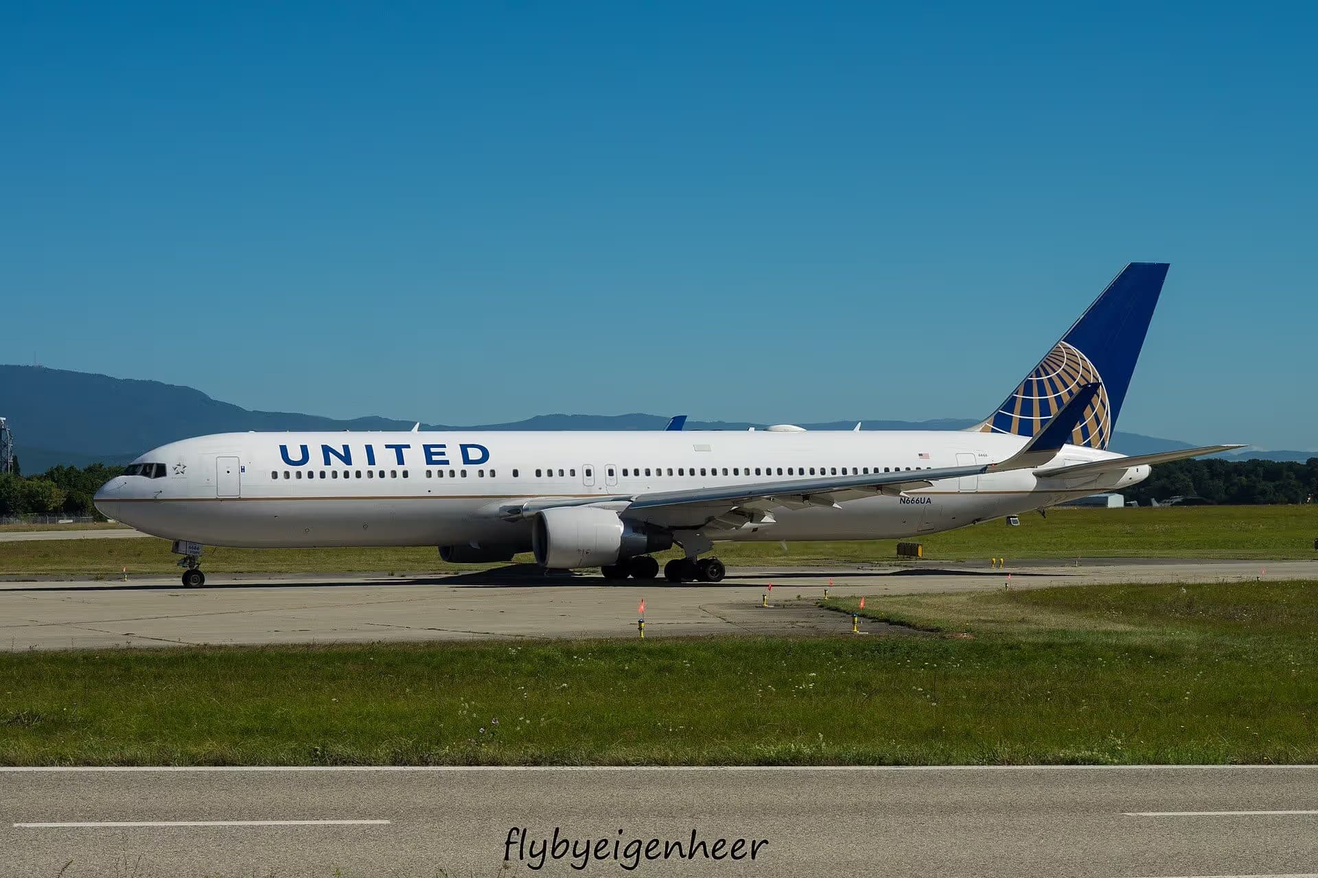 N666UA — Twin-engine aircraft
