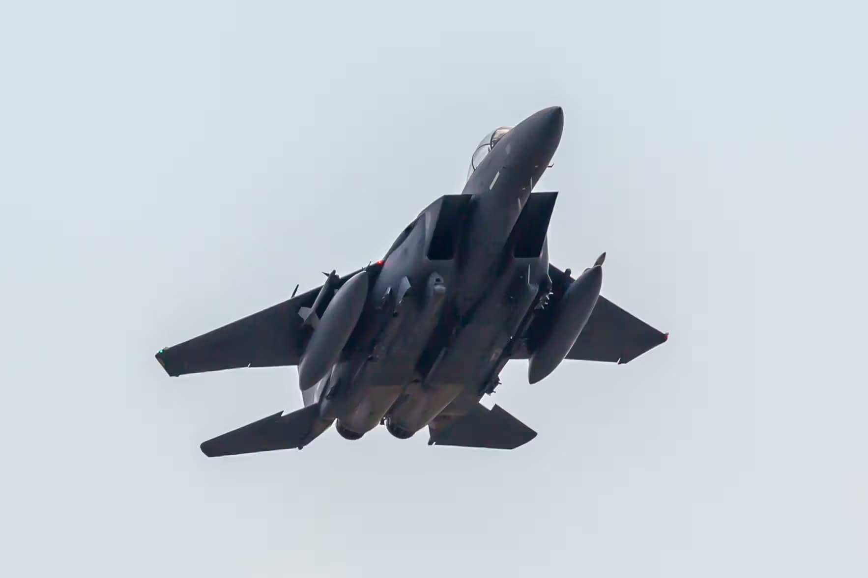 Unidentified — Twin-engine aircraft