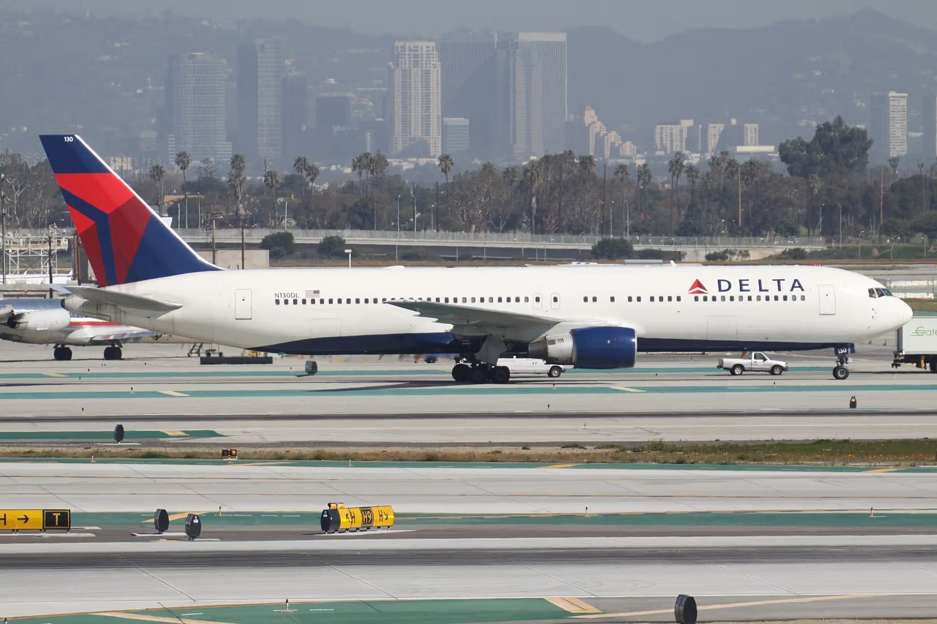 N130DL — Twin-engine aircraft