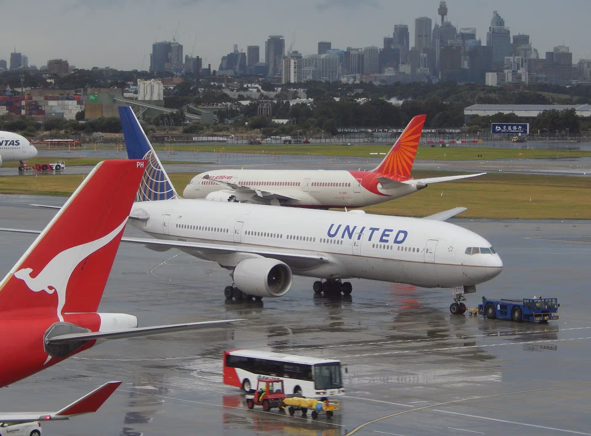 N793UA — Twin-engine aircraft