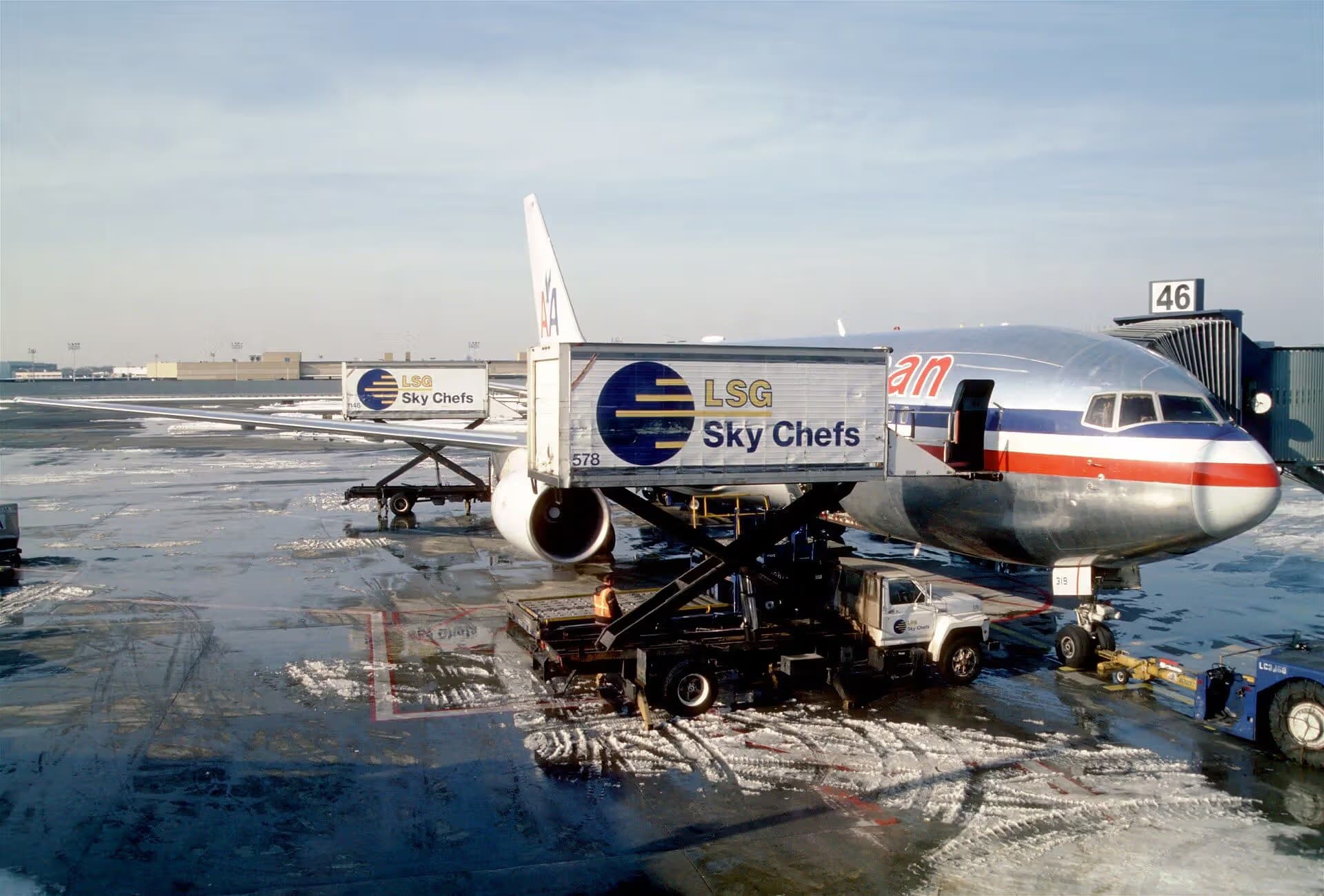 N319AA — Twin-engine aircraft