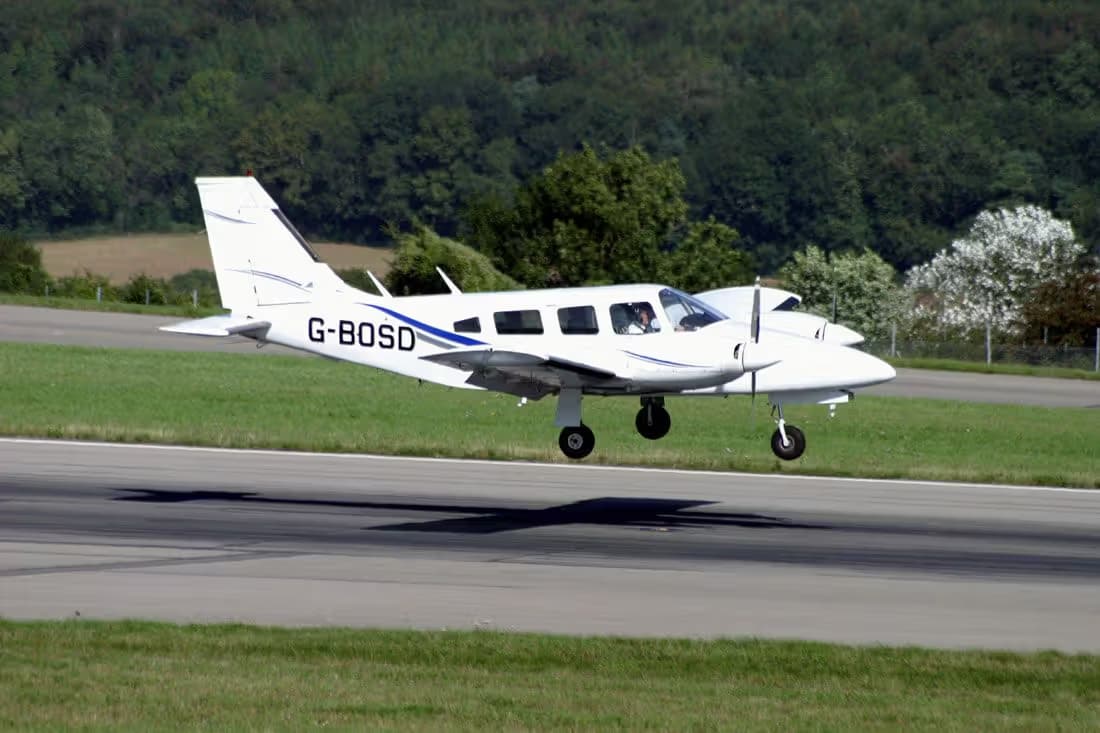 G-BOSD — Twin-engine aircraft