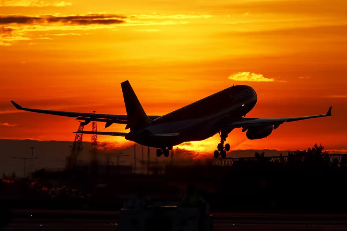 N969AV — Aircraft at Miami International Airport