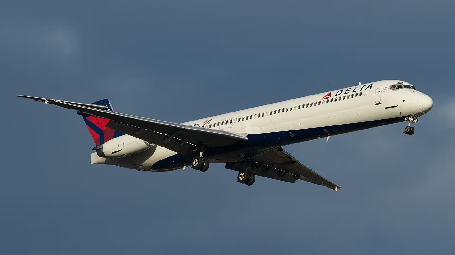 N913DL — Twin-engine aircraft