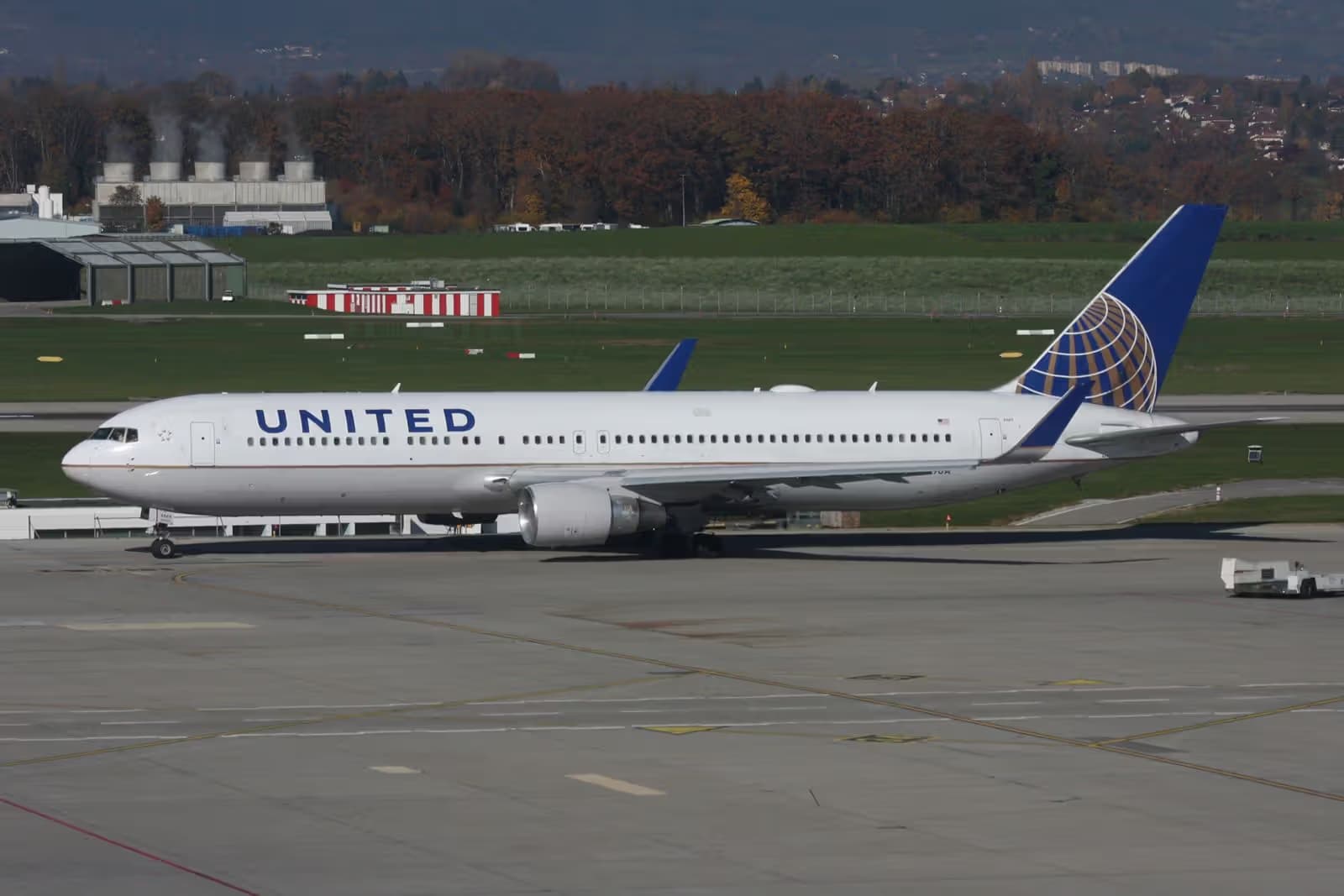 N669UA — Twin-engine aircraft