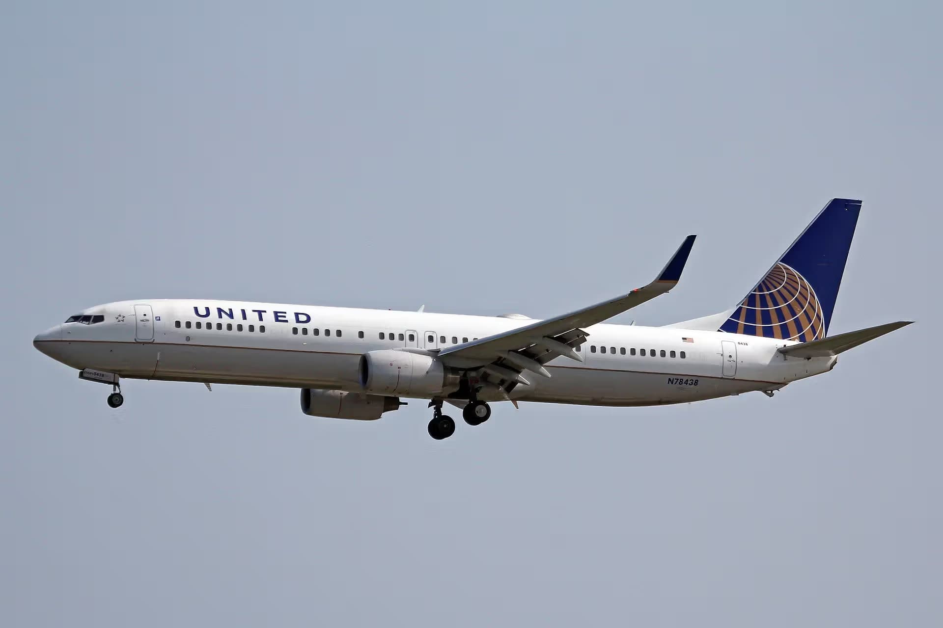 N78438 — Twin-engine aircraft