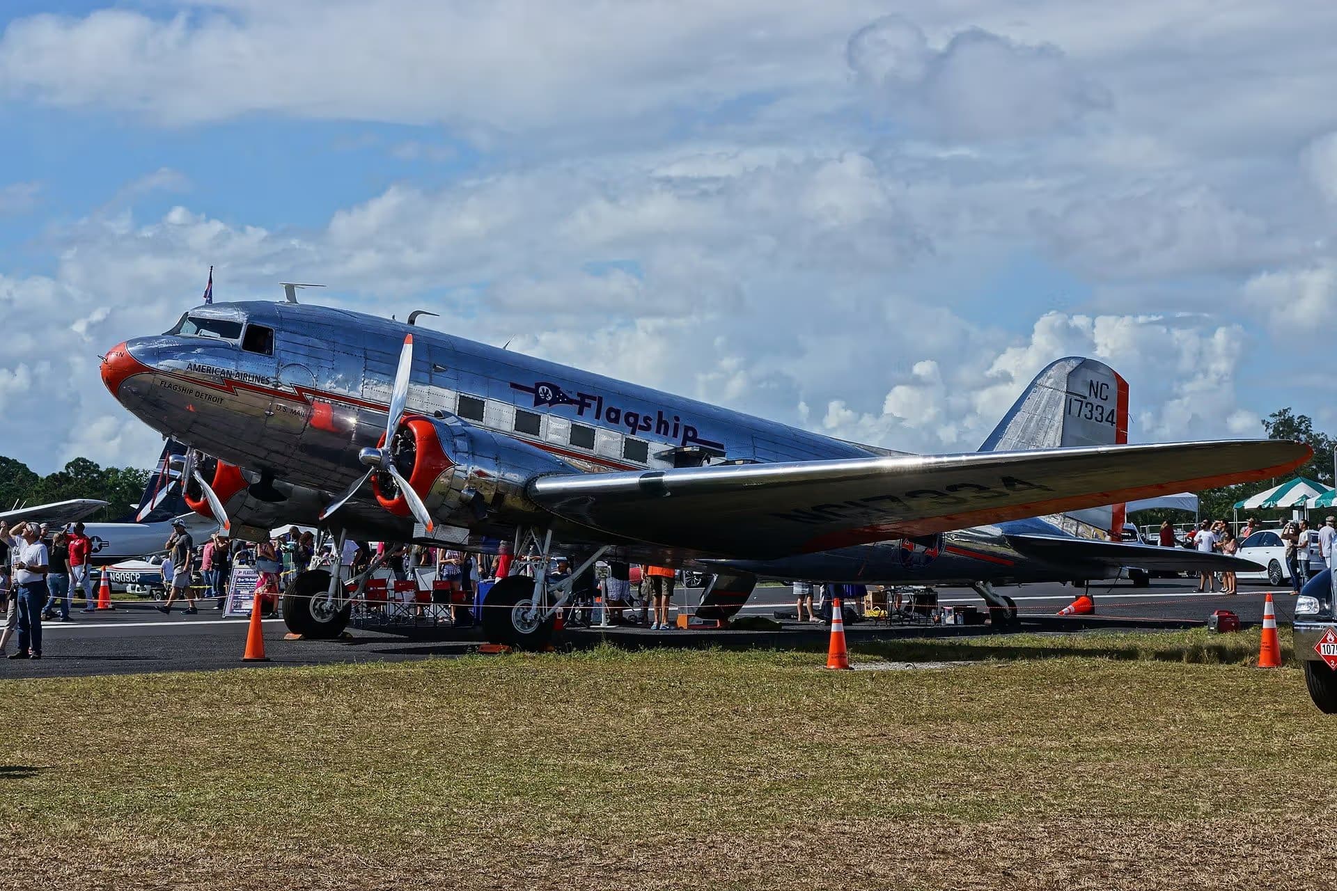 Unidentified — Twin-engine aircraft