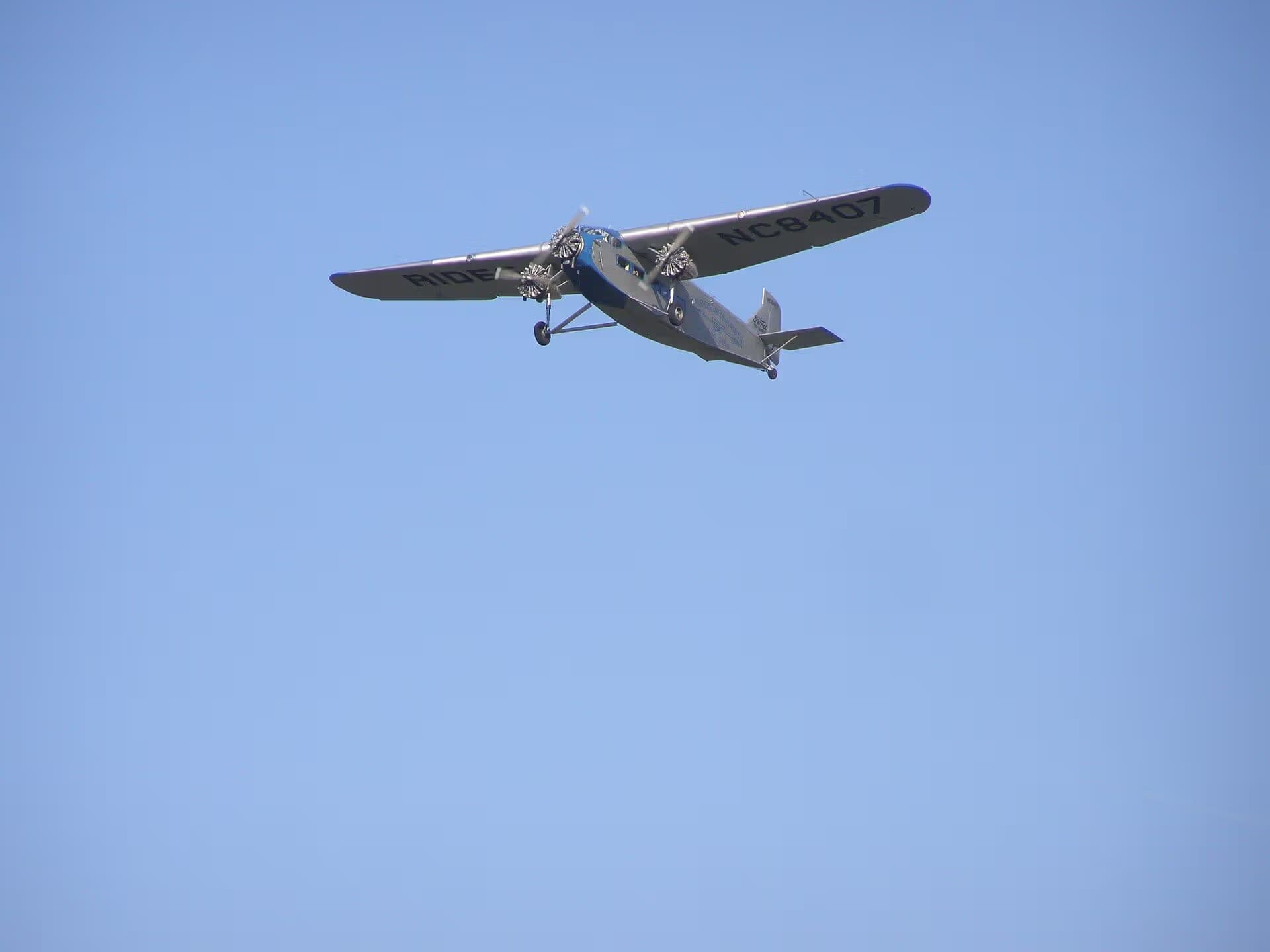 Unidentified — Twin-engine aircraft