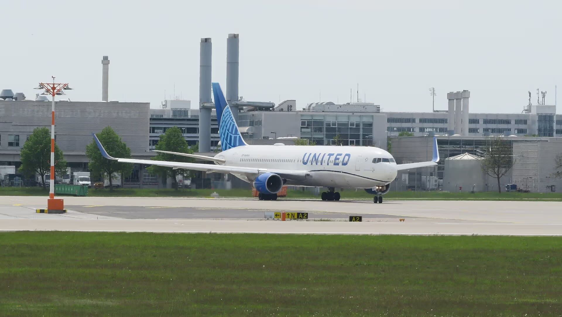 N649UA — Twin-engine aircraft at Munich Airport