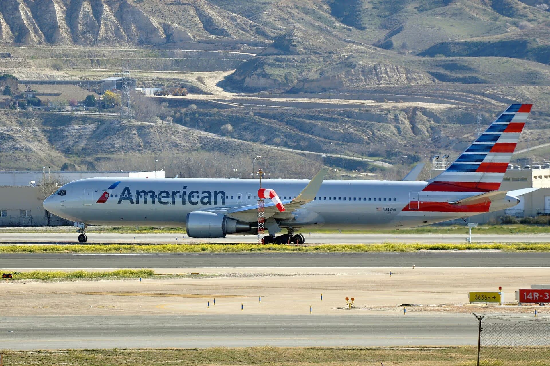 N388AA — Twin-engine aircraft