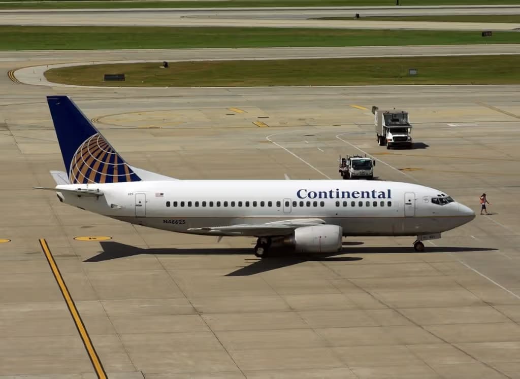 N46625 — Twin-engine aircraft