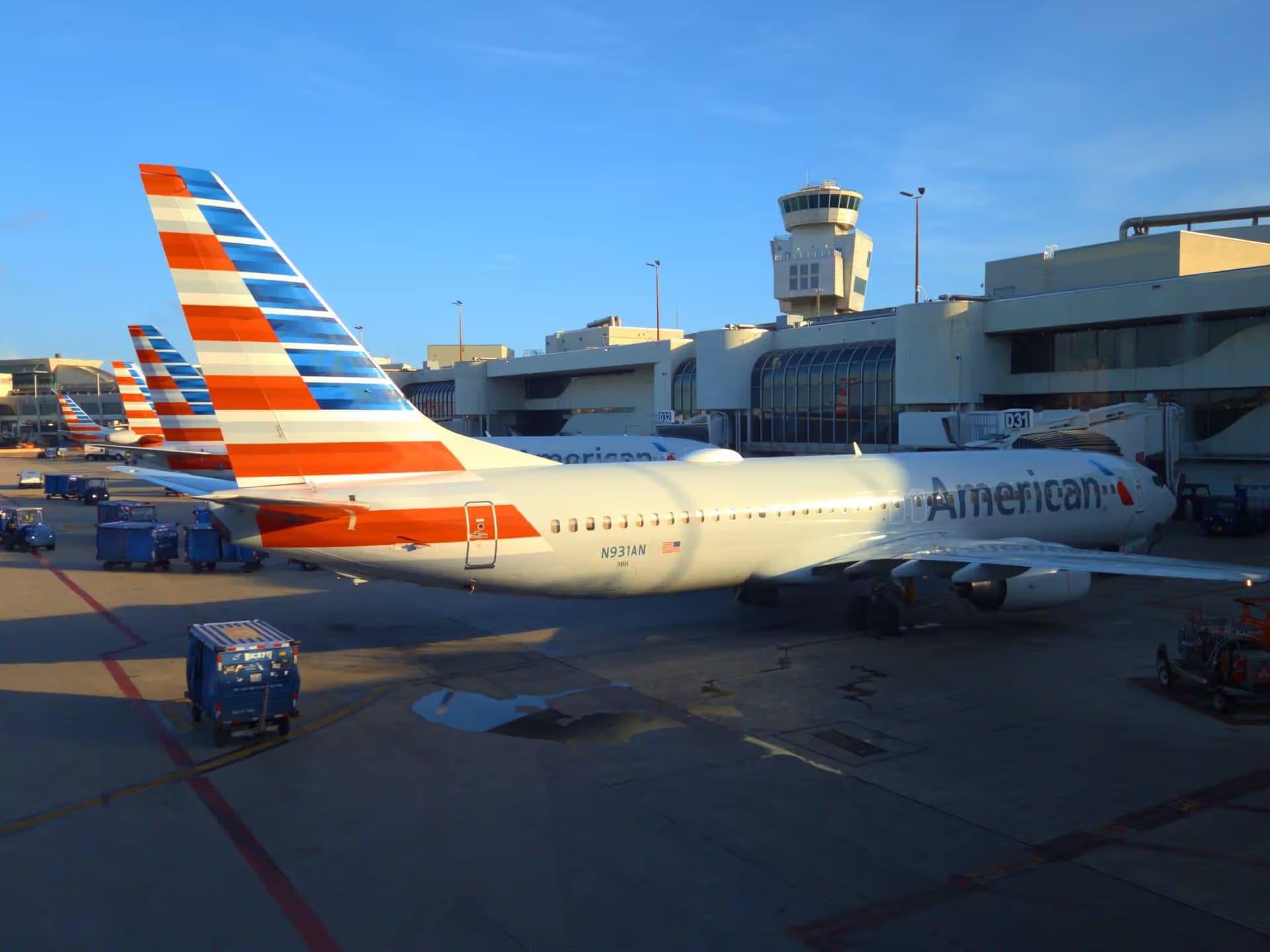 N931AN — 2000 Boeing 737-823 at Miami International Airport