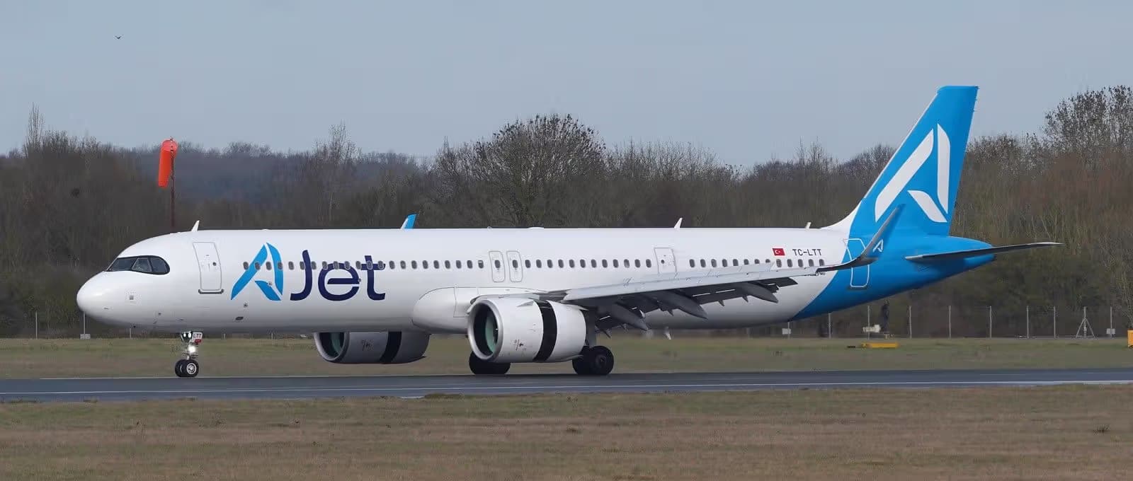 TC-LTT — Twin-engine aircraft