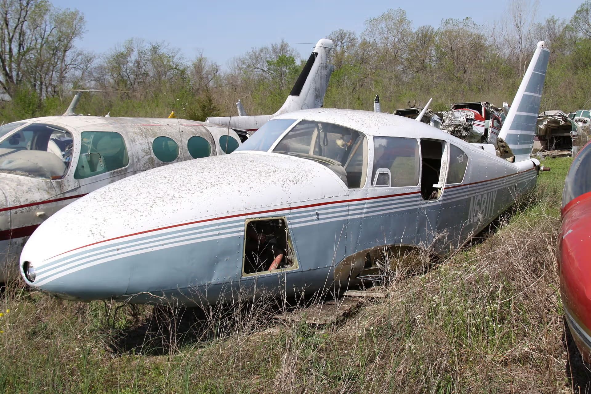 N6811Y — Twin-engine aircraft