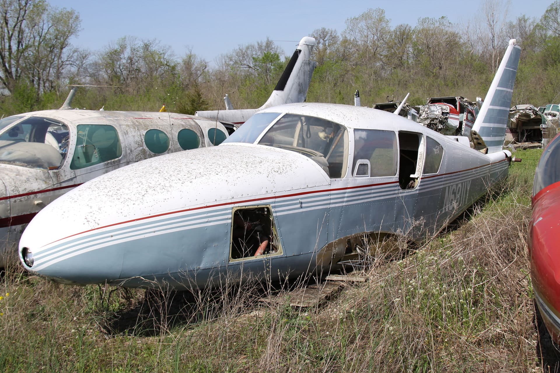 N6811Y — Twin-engine aircraft