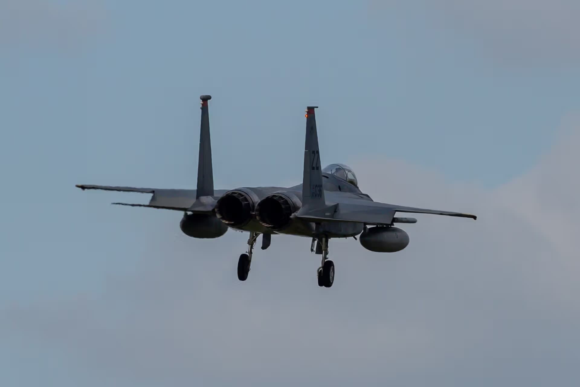 Unidentified — Twin-engine aircraft