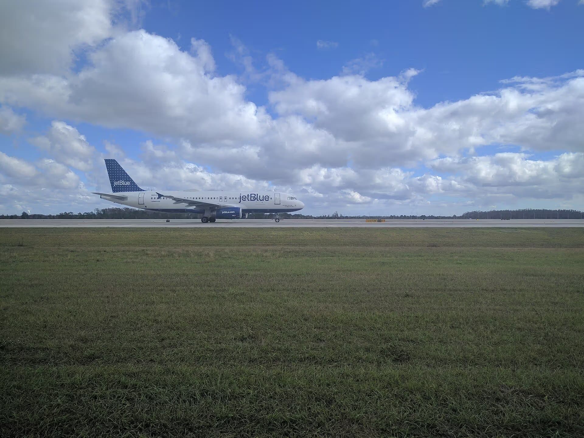 N652JB — Twin-engine aircraft