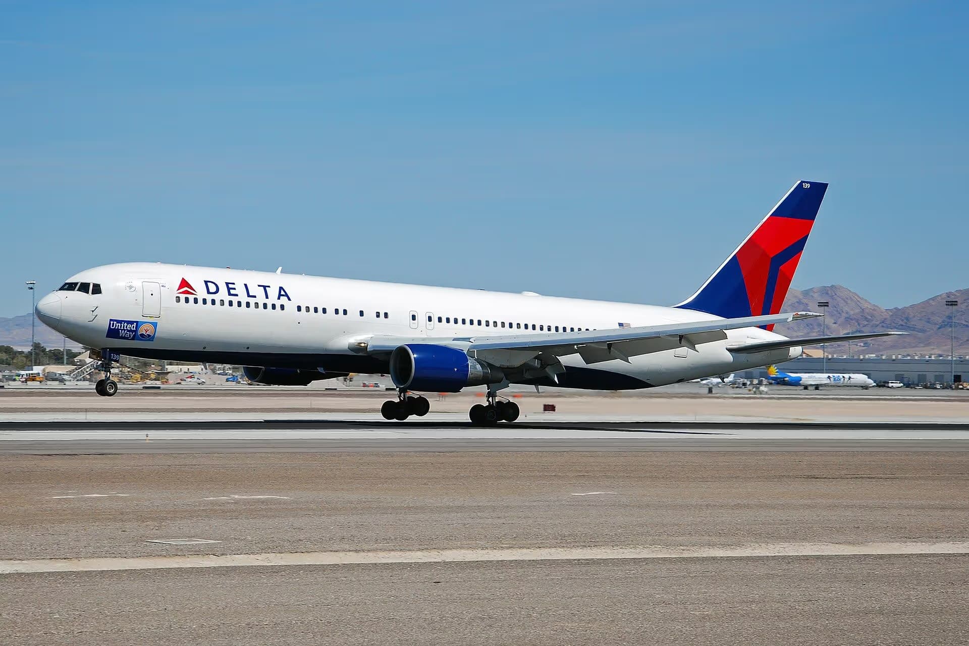 N139DL — Twin-engine aircraft