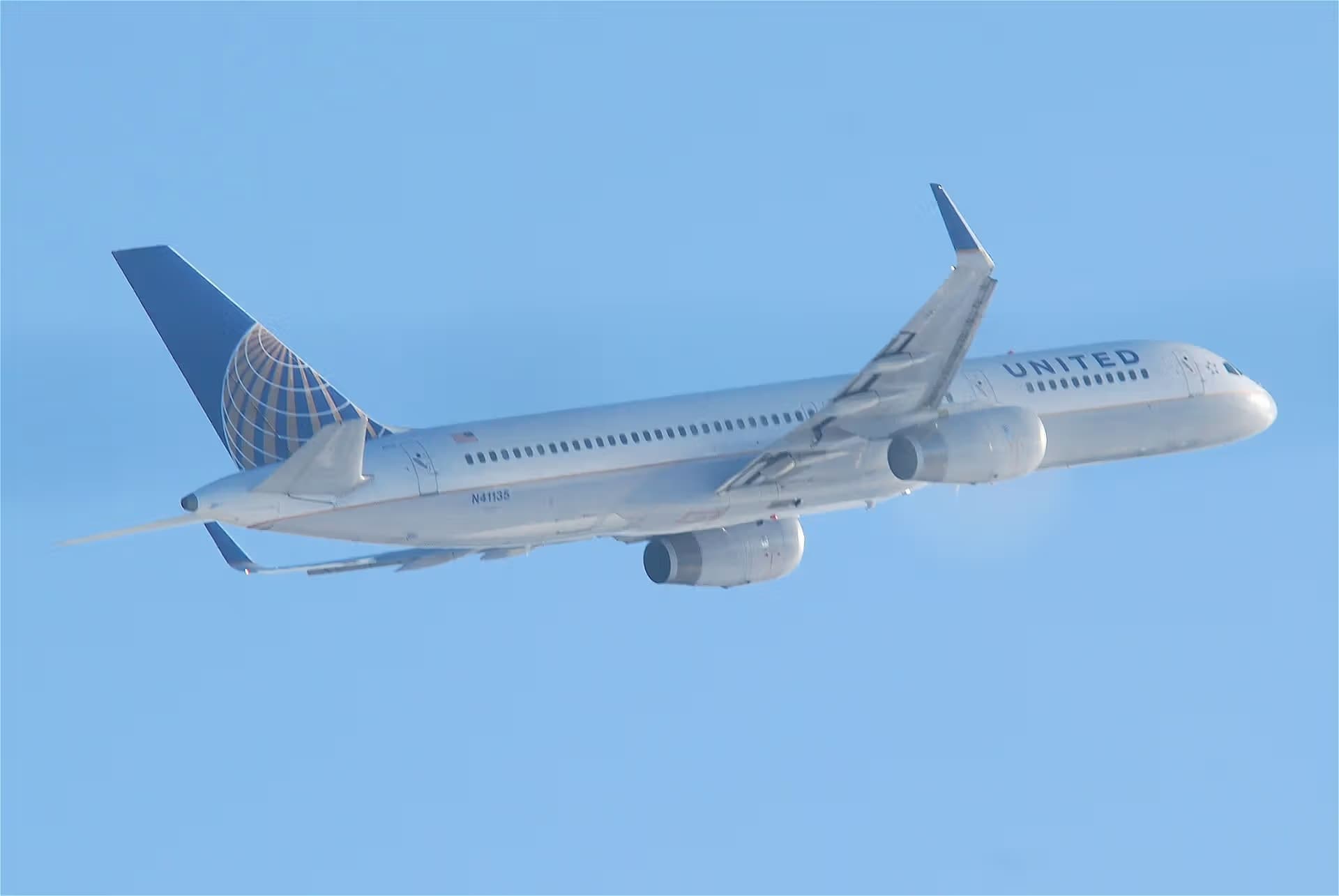 N41135 — Twin-engine aircraft