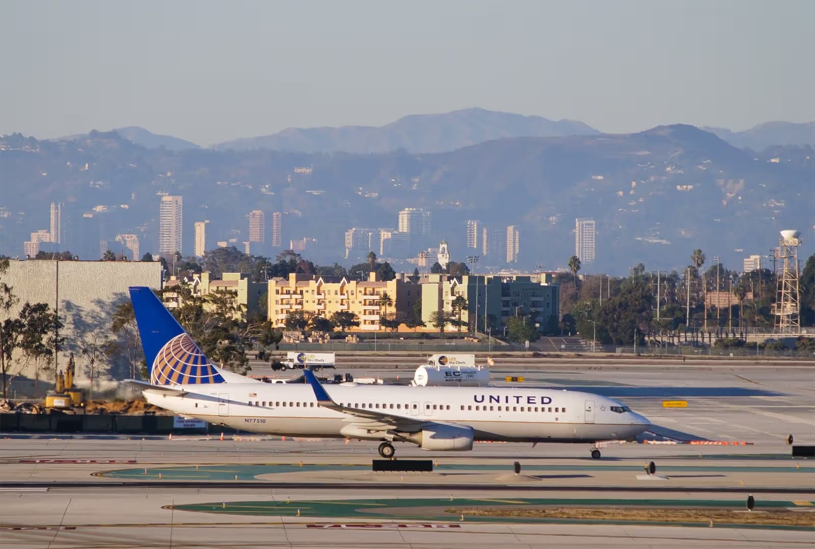 N77510 — Twin-engine aircraft