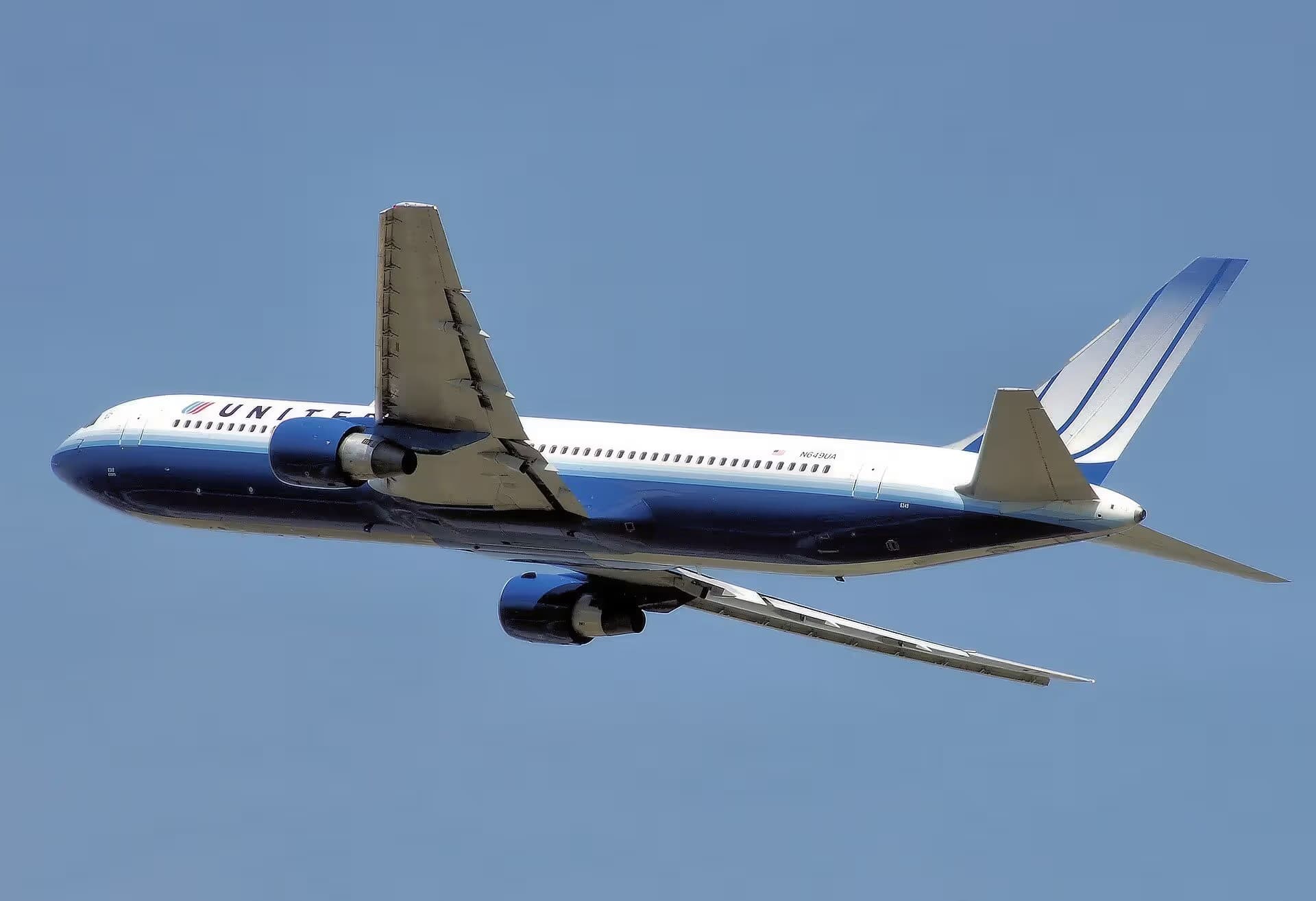 N649UA — Twin-engine aircraft